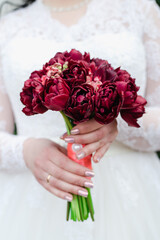 bride holding bouquet, bouquet of red tulips, wedding day, bride in wedding dress