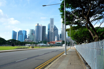 Fototapeta na wymiar 閑散とした道路と遠くに望む高層ビル群 - シンガポール