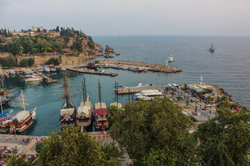 Widok na morze w Antalyi- Turcja. Statki i łódki. - obrazy, fototapety, plakaty
