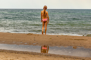 Fototapeta Dziewczynka na plaży obraz