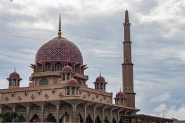 Fototapeta premium The Putra Mosque (Malay: Masjid Putra) is the principal mosque of Putrajaya, Malaysia