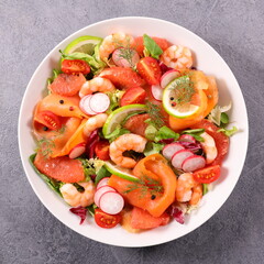 smoked salmon salad with shrimp, radish, tomato and grapefruit