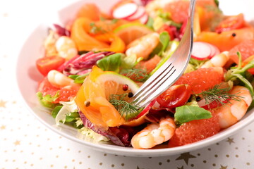 smoked salmon salad with shrimp, radish, tomato and grapefruit