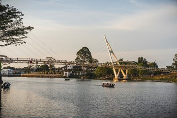 Obraz premium The Darul Hana Bridge in Kuching Waterfront, Sarawak
