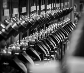 Obraz premium Kaffeebohnenspender in einer Rösterei in schwarzweiß