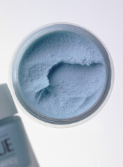 青いマスク用クリームのテクスチャー