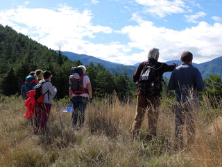 randonnée nature en montagne en groupe avec des gens