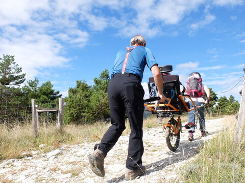 Randonn&eacute;e solidaire avec handicap&eacute;s en joelette fauteuil roulant de montagne pour le handicap