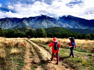 couple de randonneurs en montagne qui marchent sur un sentier