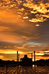 Fototapeta na wymiar Sunset view with beautiful golden sky At Masjid in the middle of Songkhla Province, the colorful sky lights in the evening 