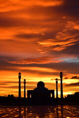 Fototapeta na wymiar Sunset view with beautiful golden sky At Masjid in the middle of Songkhla Province, the colorful sky lights in the evening