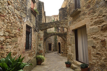 Fototapeta na wymiar streets and arch of the old town of medieval village of Pals, Girona province, Catalonia, Spain