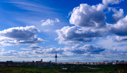Fototapeta na wymiar Linea del Cielo de Madrid con el Pirulí al fondo.