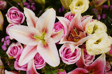 Obraz na płótnie Canvas Lily and Pink roses flower bouquet
