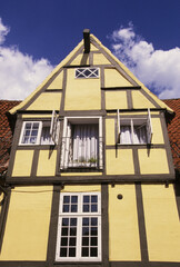 三角屋根の黄色い家