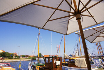 港のパラソル