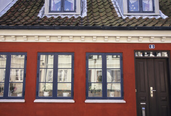 赤い壁の青い窓