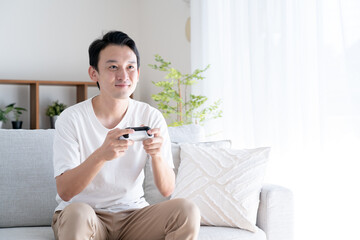 ゲームをするアジア人男性