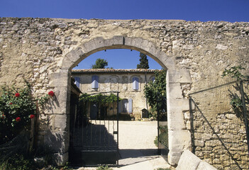 石積みの壁と門