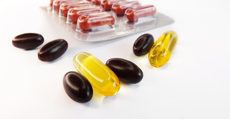 Pills with vitamins, minerals and omega 3 acid.