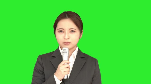 アナウンサー　レポーター　笑顔無し　クロマキー合成用