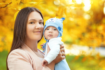 portraits of mom and baby in autumn park