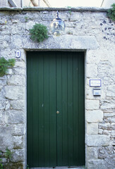 石造りの壁と緑の扉