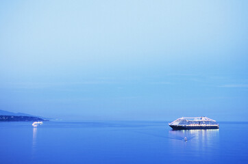 Fototapeta na wymiar モナコ沖の客船