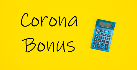 Schild Corona Bonus mit einem Taschenrechner