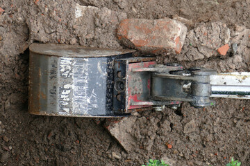 Baggerschaufel mit Erde auf einer Baustelle, Vogelschau, Deutschland