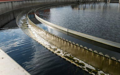 Nachkl&auml;rbecken in der st&auml;dtischen Kl&auml;ranlage mit gro&szlig;em Fassungsverm&ouml;gen f&uuml;r gereinigtes Wasser.