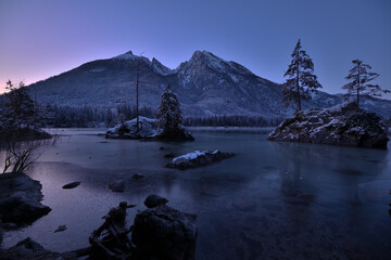 Der gefrorene Hintersee am frühen Morgen im Winter mit Blick zum Hochkalter