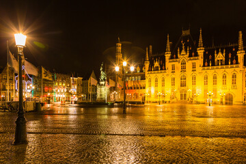 Fototapeta na wymiar ベルギー　夜のブルージュ歴史地区のマルクト広場