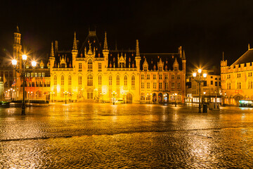 Fototapeta na wymiar ベルギー　夜のブルージュ歴史地区のマルクト広場と州庁舎