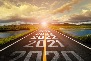 2020-2025 written on highway road in the middle of empty asphalt road and beautiful blue sky. Concept for vision 2021-2025. - obrazy, fototapety, plakaty