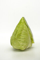 Spitzkohl, Spitzkraut freigestellt auf weißem Hintergrund