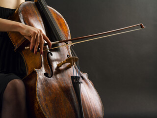 Playing the cello © Yay Images