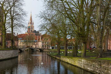 ベルギー　ブルージュ歴史地区のベガインホフ通りから見える聖母教会