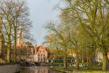 ベルギー　ブルージュ歴史地区のワインガールト広場からの聖母教会と虹