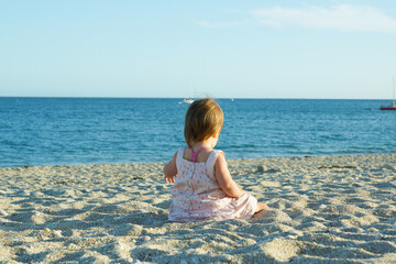 bébé assis sur une plage 