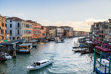 Obraz premium Scenic views down the Grand Canal from the Rialto Bridge as the sun sets