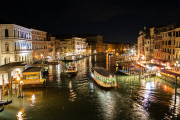 Fototapeta premium A nighttime view from the Rialto bridge, overlooking the Grand Canal 