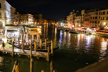 Fototapeta na wymiar A nighttime view from the Rialto bridge, overlooking the Grand Canal 
