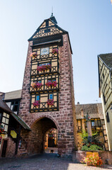 Riquewihr, Dolder, Turm, Glockenturm, Stadttor, Stadtmauer, Weindorf, Weinstrasse, Weinproduzenten, Elsass, Altstadt, historische H&auml;user, Herbst, Frankreich
