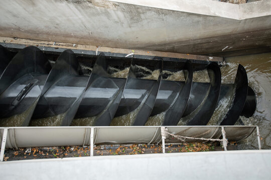 schmutziges Abwasser wird &uuml;ber Schneckenspiralen im Kl&auml;rwerk zur ersten Reinigungsstufe transportiert.