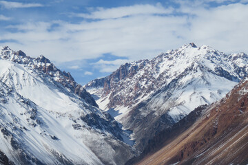 Foto tomada a 2500 metros de altura, donde podemos ver un valle rodeado por las montañas nevadas...