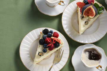 cheesecake with figs, berries and coffee