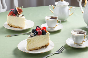 cheesecake with figs, berries and coffee