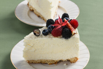 cheesecake with figs, berries and coffee