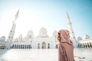 Woman exploring Abu Dhabi Grand Mosque - obrazy, fototapety, plakaty